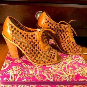 Hinge Leather Cane Weave Peep Toe Sandals